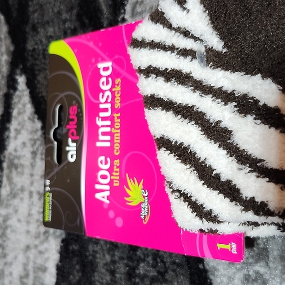 AIRPLUS 2- ZEBRA PRINT ALOE INFUSED MOISTURIZING CREW SOCKS - Picture 3 of 12
